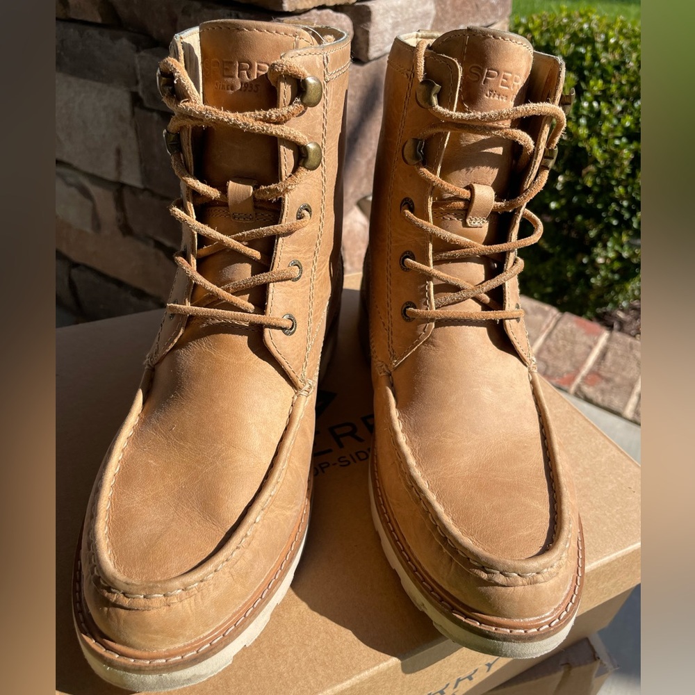 Women’s Sperry leather lace up lug sole boots Size 7